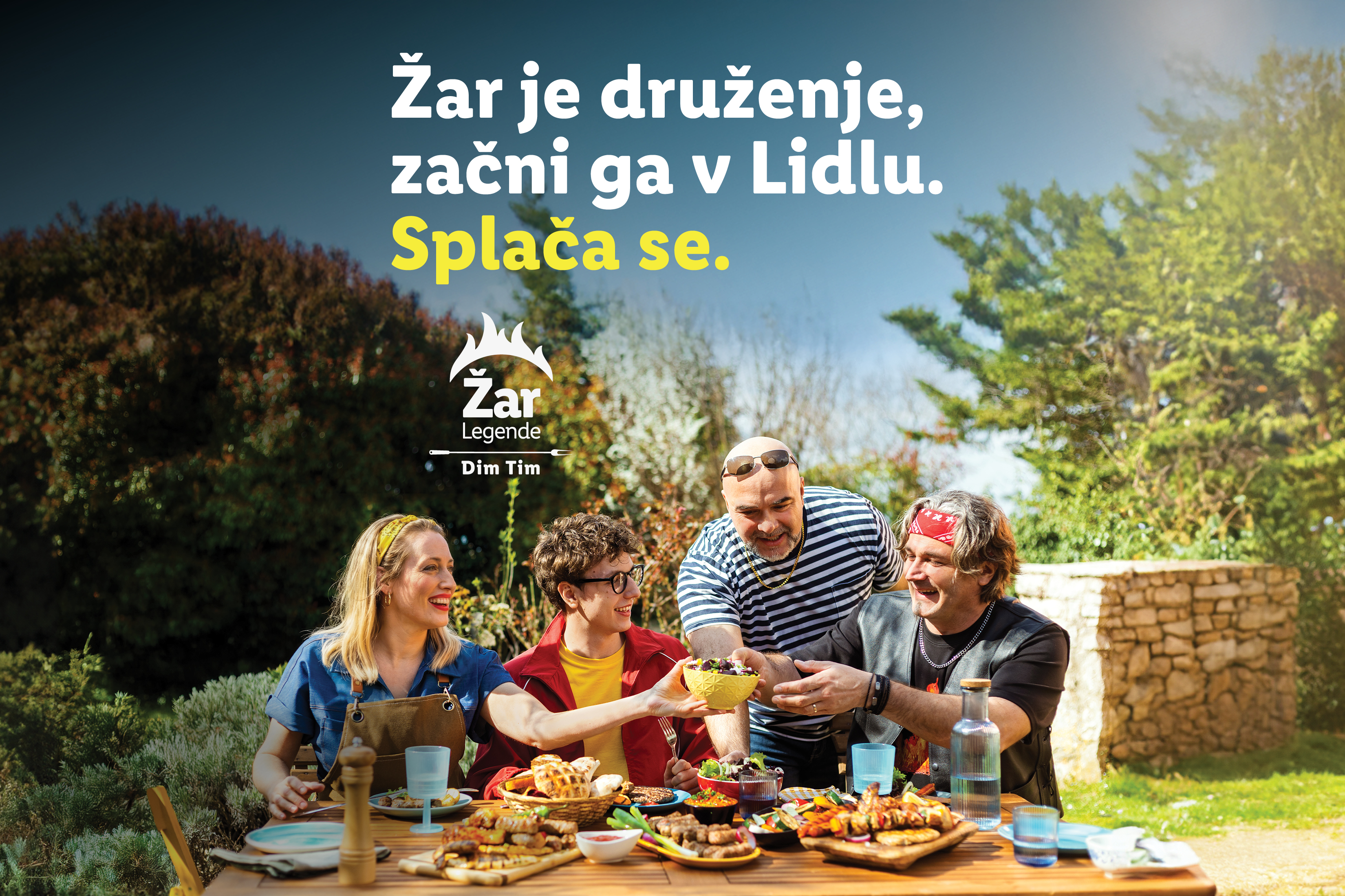 Štiri osebe uživajo na pikniku z žarom, obkrožene z zelenjem. Besedilo: Žar je druženje, začni ga v Lidlu. Splaca se.