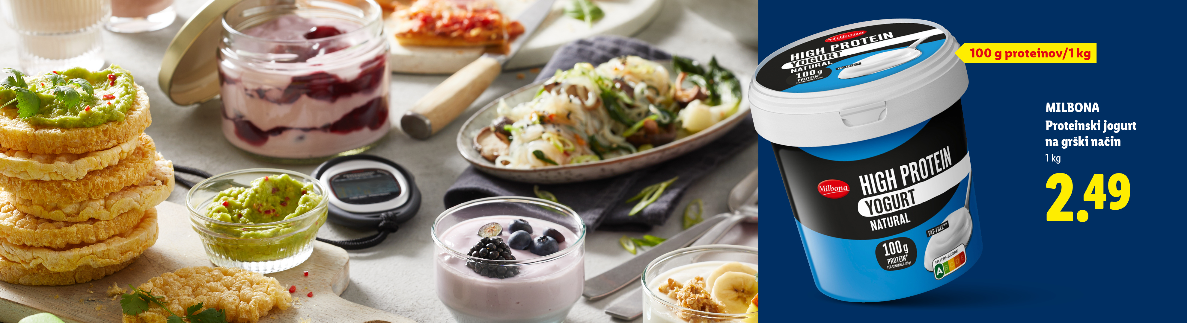 Visokoproteinski jogurt v lončku, obdan z različnimi zdravimi prigrizki, kot so riževi vaflji z avokadom in jogurt z jagodičevjem.