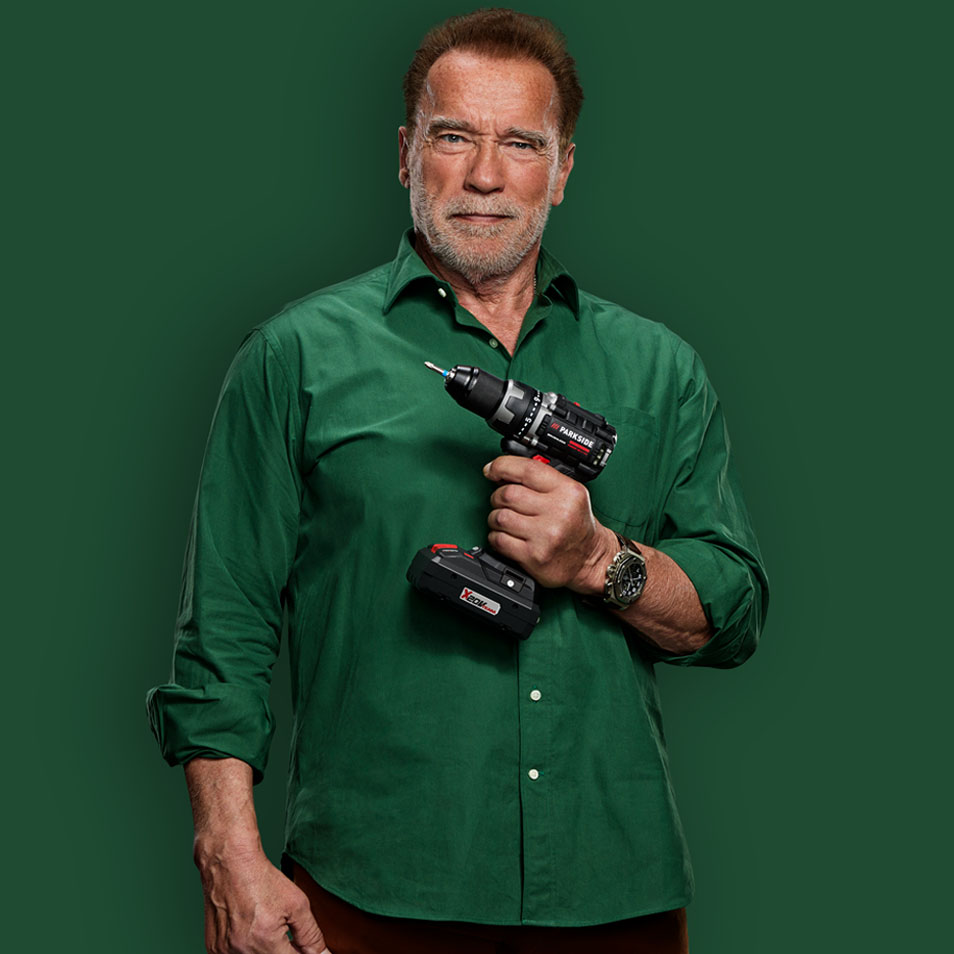 Arnold Schwarzenegger drži Parkside vrtalnik.