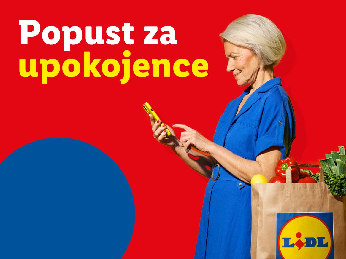 Ženska brska po telefonu, poleg nje je nakupovalna vrečka z živili. Besedilo: Popust za upokojence.