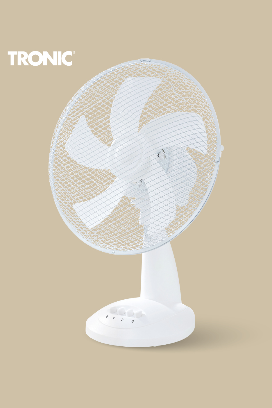 Beli namizni ventilator s tremi nastavitvami hitrosti in zaščitno mrežo.