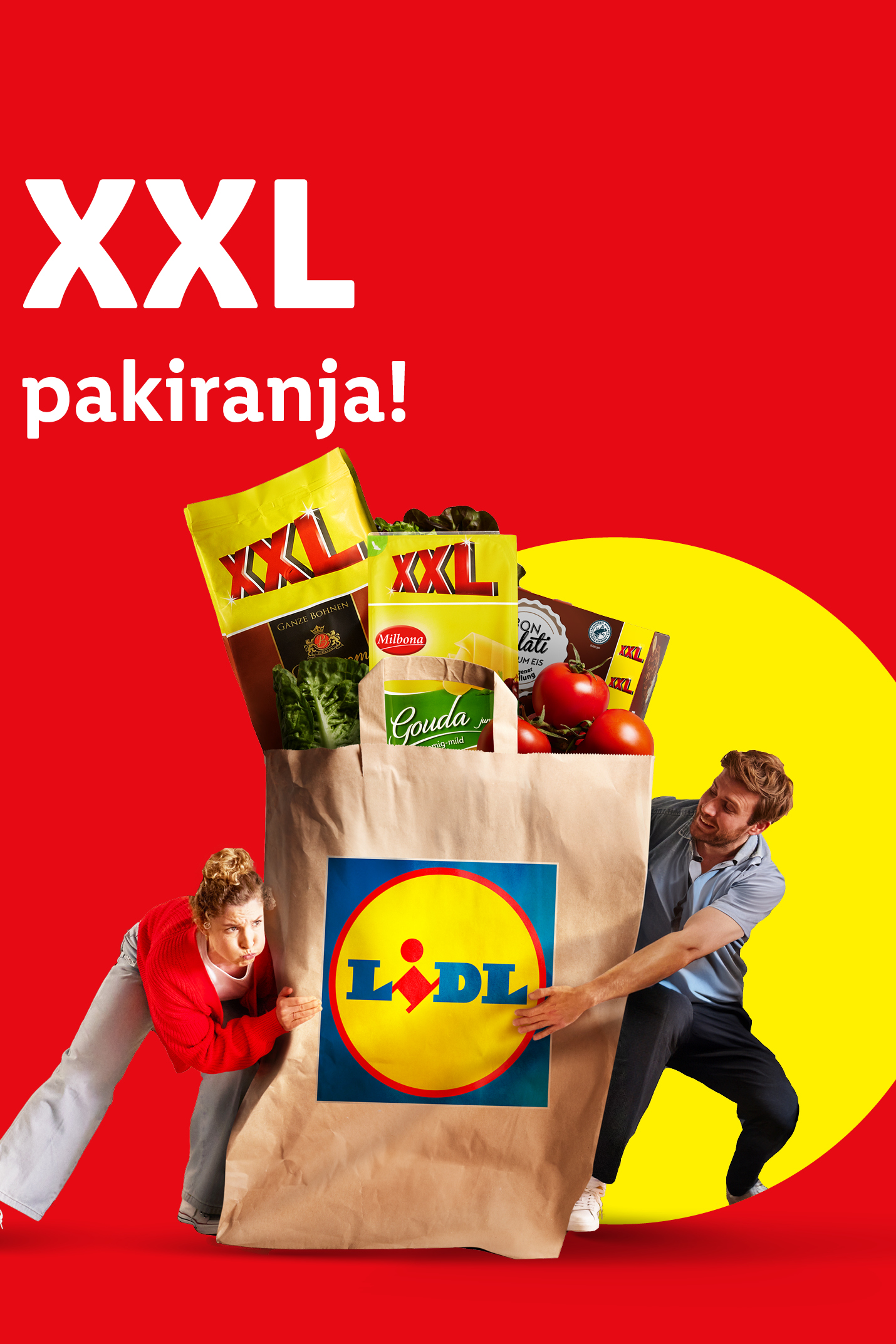 Moški in ženska držita veliko nakupovalno vrečko Lidl, polno izdelkov XXL, kot so kava, sir Gouda in paradižnik.