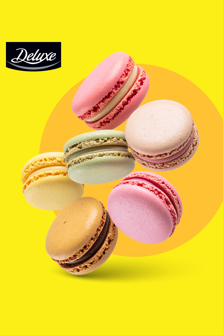 Raznobarvni makroni v rožnati, zeleni, rumeni, bež in rjavi barvi, ki lebdijo na rumenem ozadju.