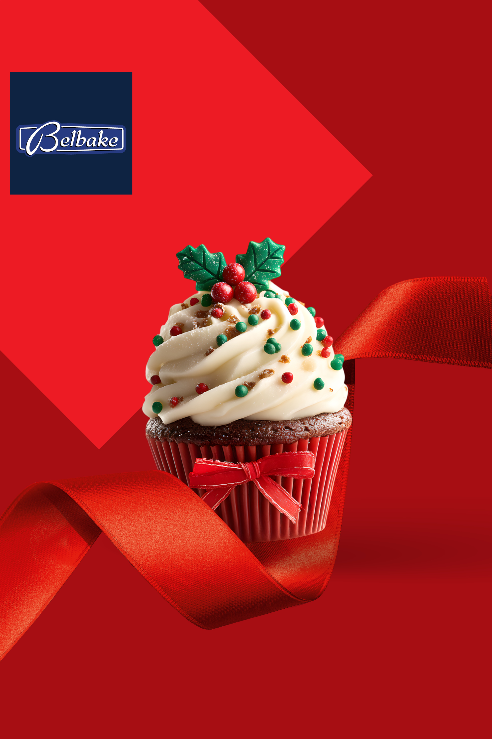 Božična kolačka Belbake z rdečim trakom na rdečem ozadju.