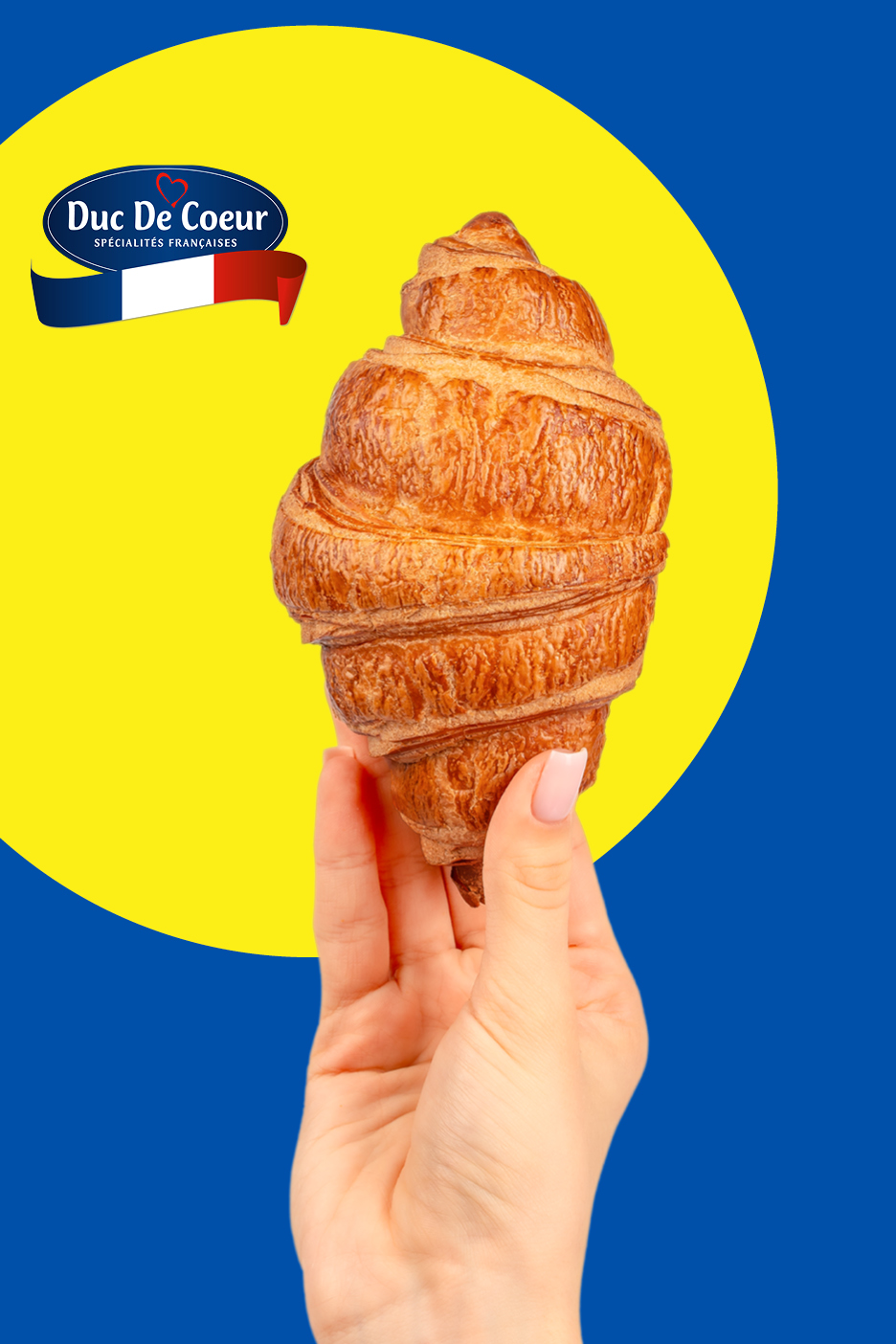 Roka drži rogljiček na rumeno-modrem ozadju z logotipom francoskih specialitet.