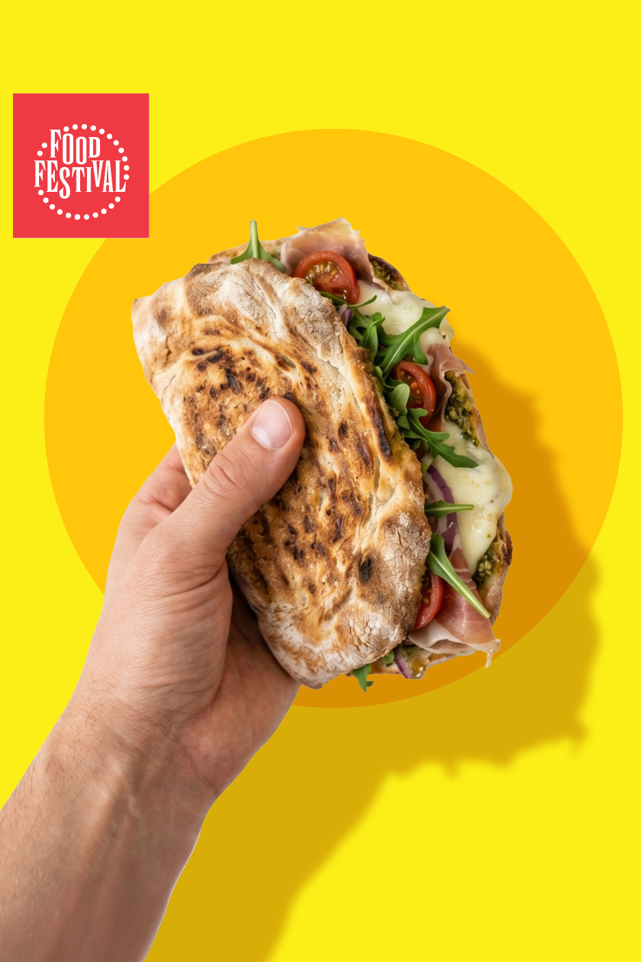 Roka drži piadino s pršutom, mocarelo, rukolo in češnjevim paradižnikom na rumenem ozadju z rdečim logotipom 'Food Festival'.