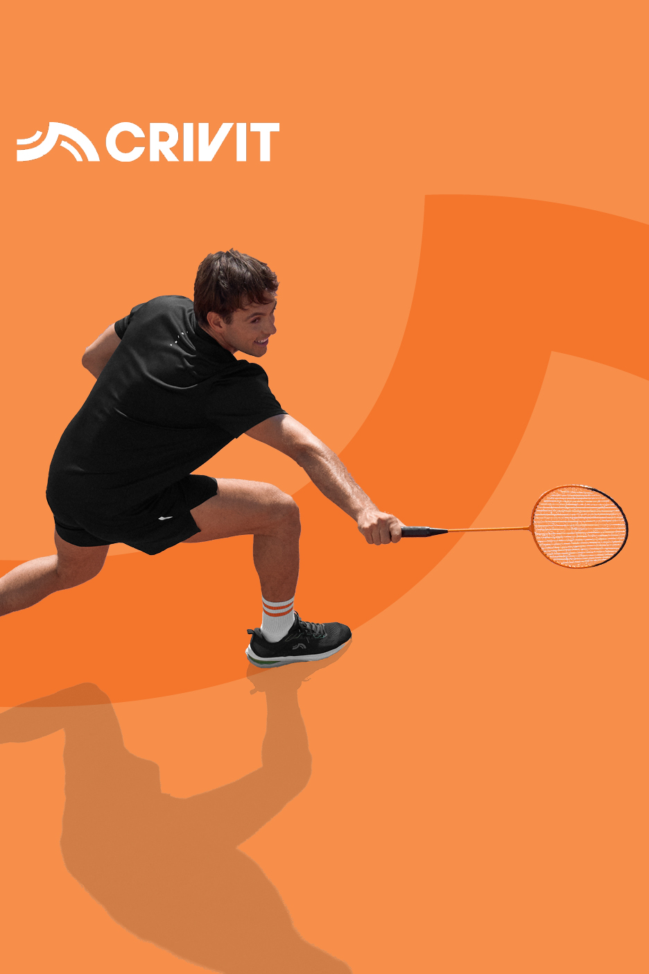 Moški v športnih oblačilih igra badminton z loparjem na oranžnem ozadju.