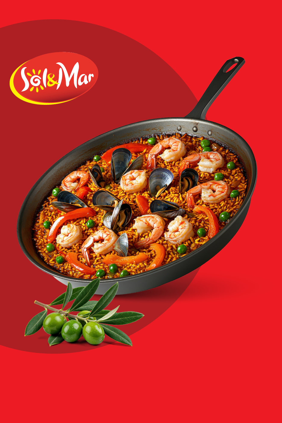 Paella z morskimi sadeži v ponvi, z logotipom in oljkami na rdečem ozadju.