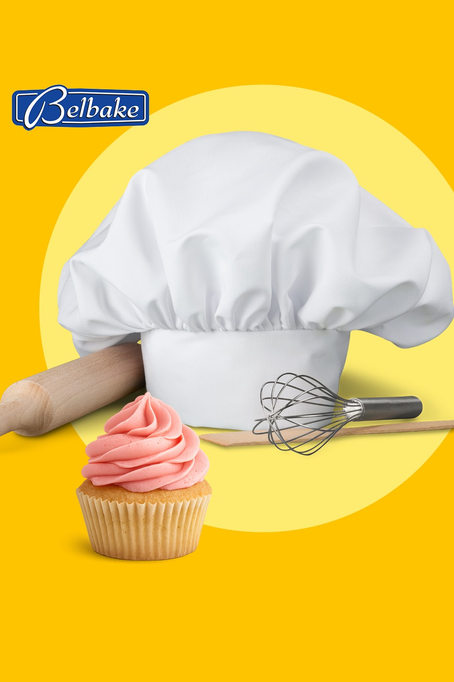 Kuharska kapa, valjar, metlica in kolaček z rožnato glazuro na rumenem ozadju.