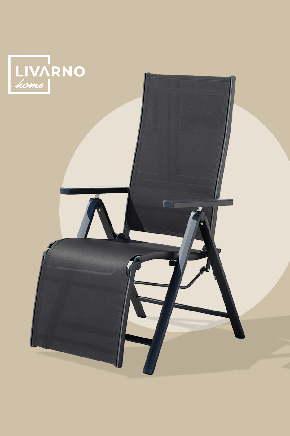 Črn zložljiv ležalnik za prosti čas na bež ozadju z belim krogom.