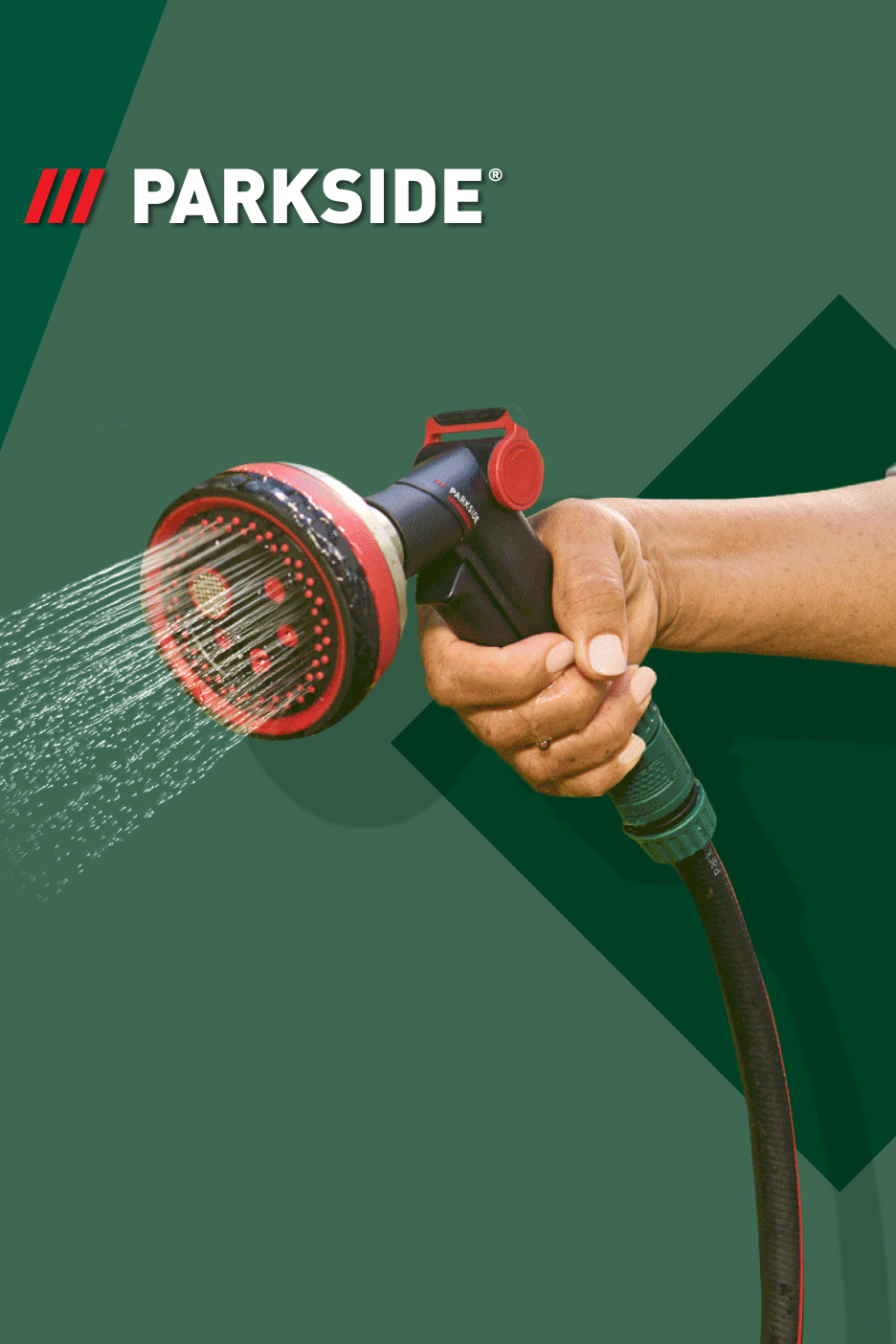 Ročna brizgalna pištola za zalivanje z vodo, ki prši iz nje.