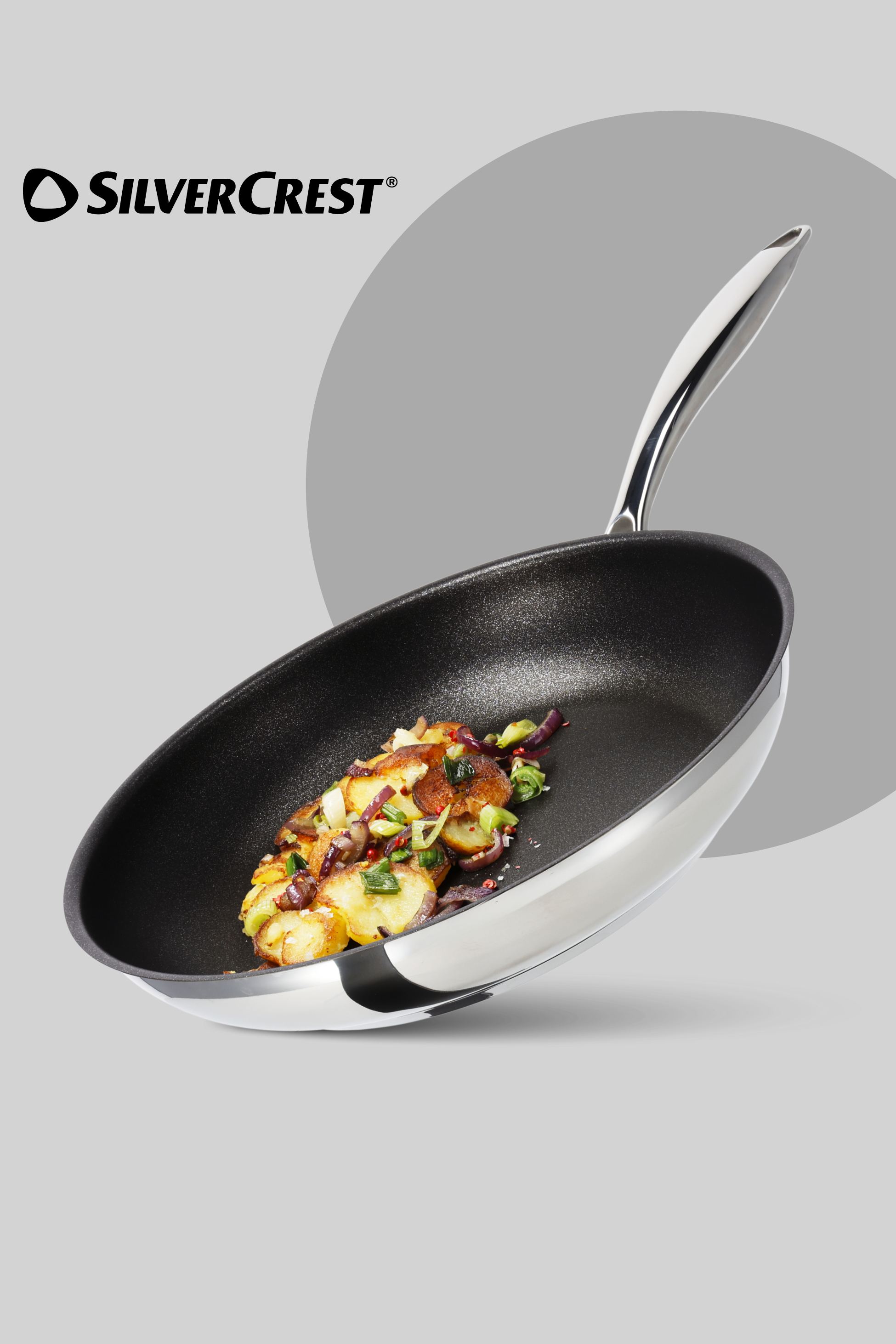 Ponev s krompirjem in zelenjavo, ki se meša v zraku.