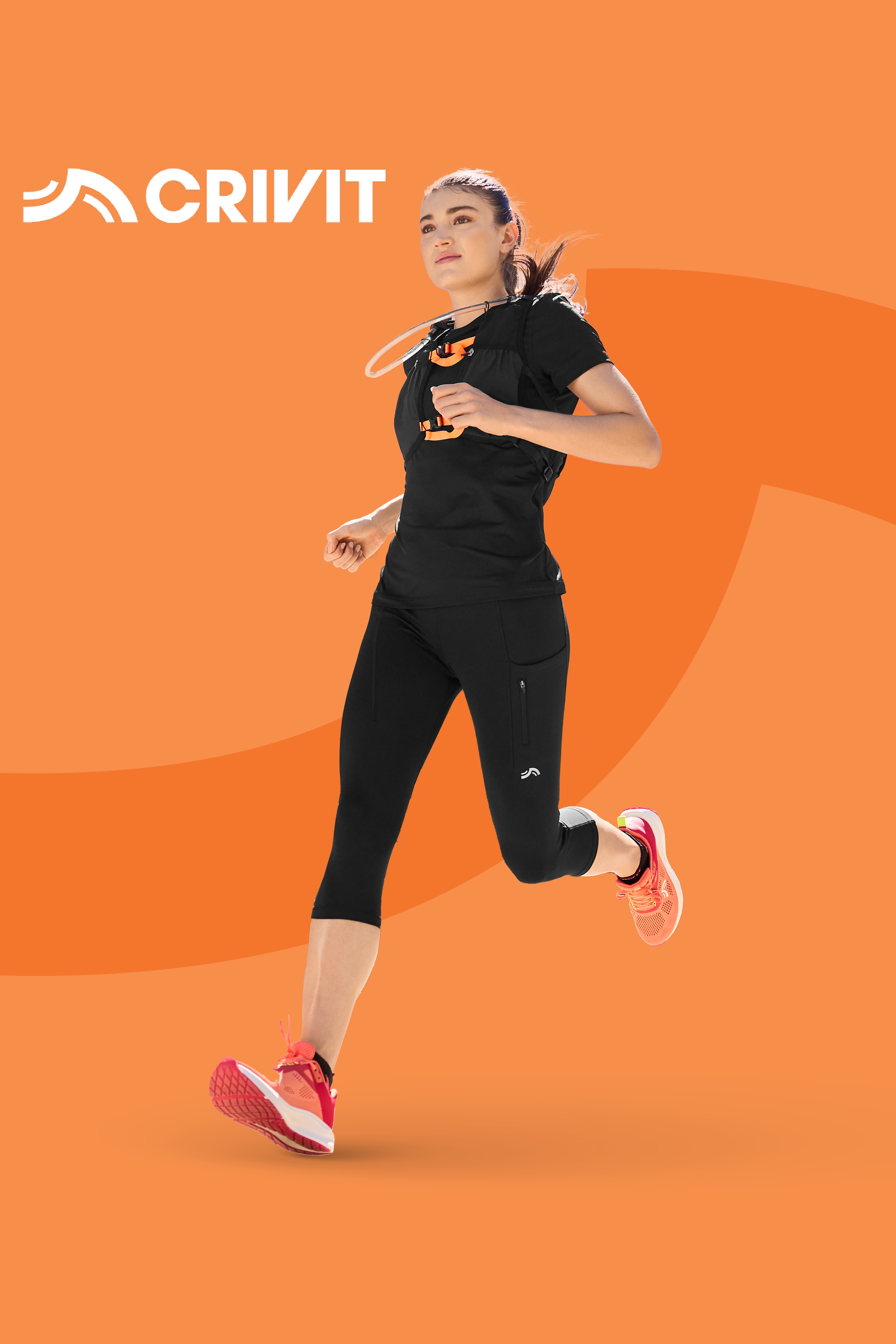 Ženska tekaška oprema: majica, pajkice, tekaški copati in hidracijski nahrbtnik.