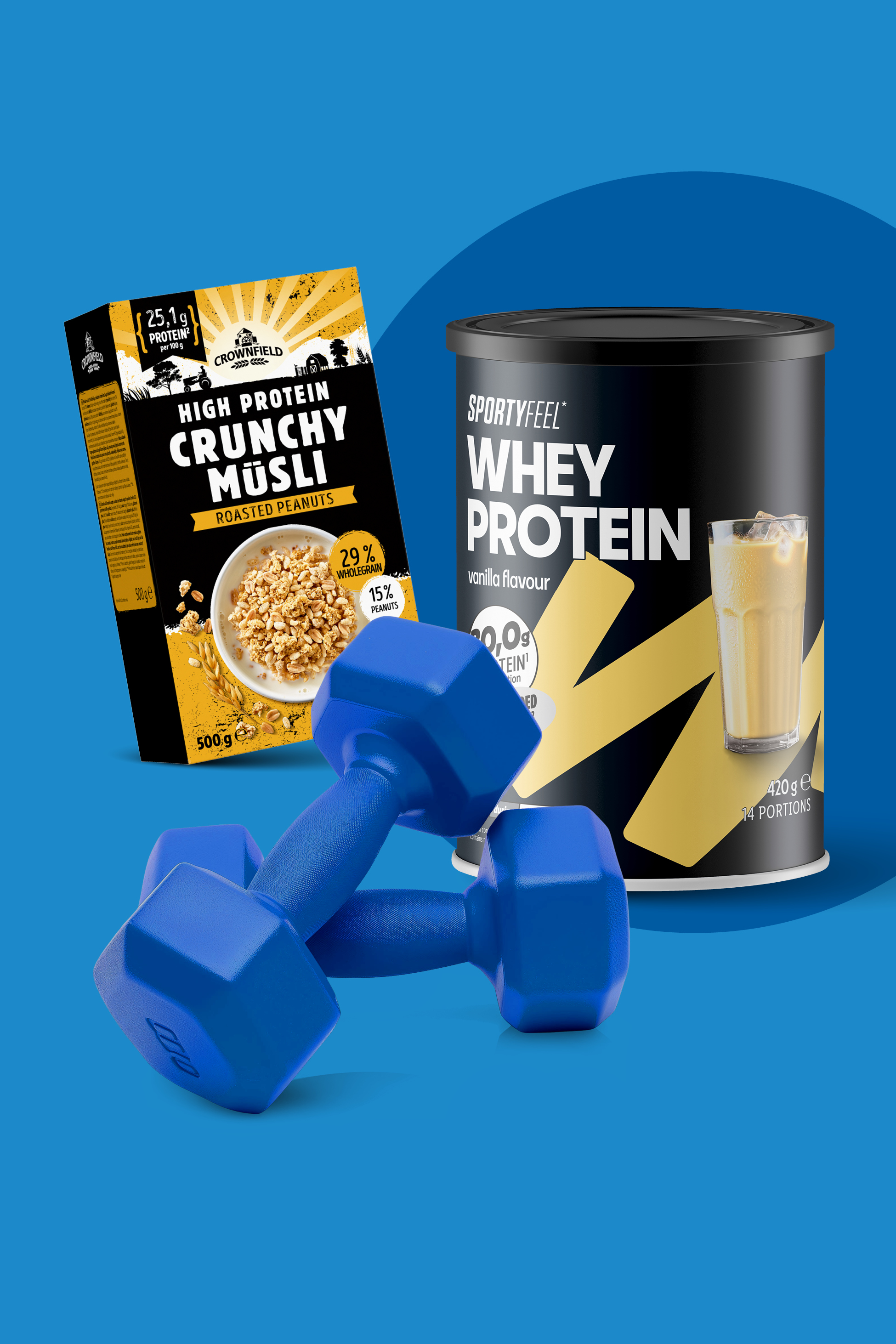Škatla hrustljavih kosmičev z arašidi, posoda sirotkinih beljakovin z okusom vanilije in modre uteži.