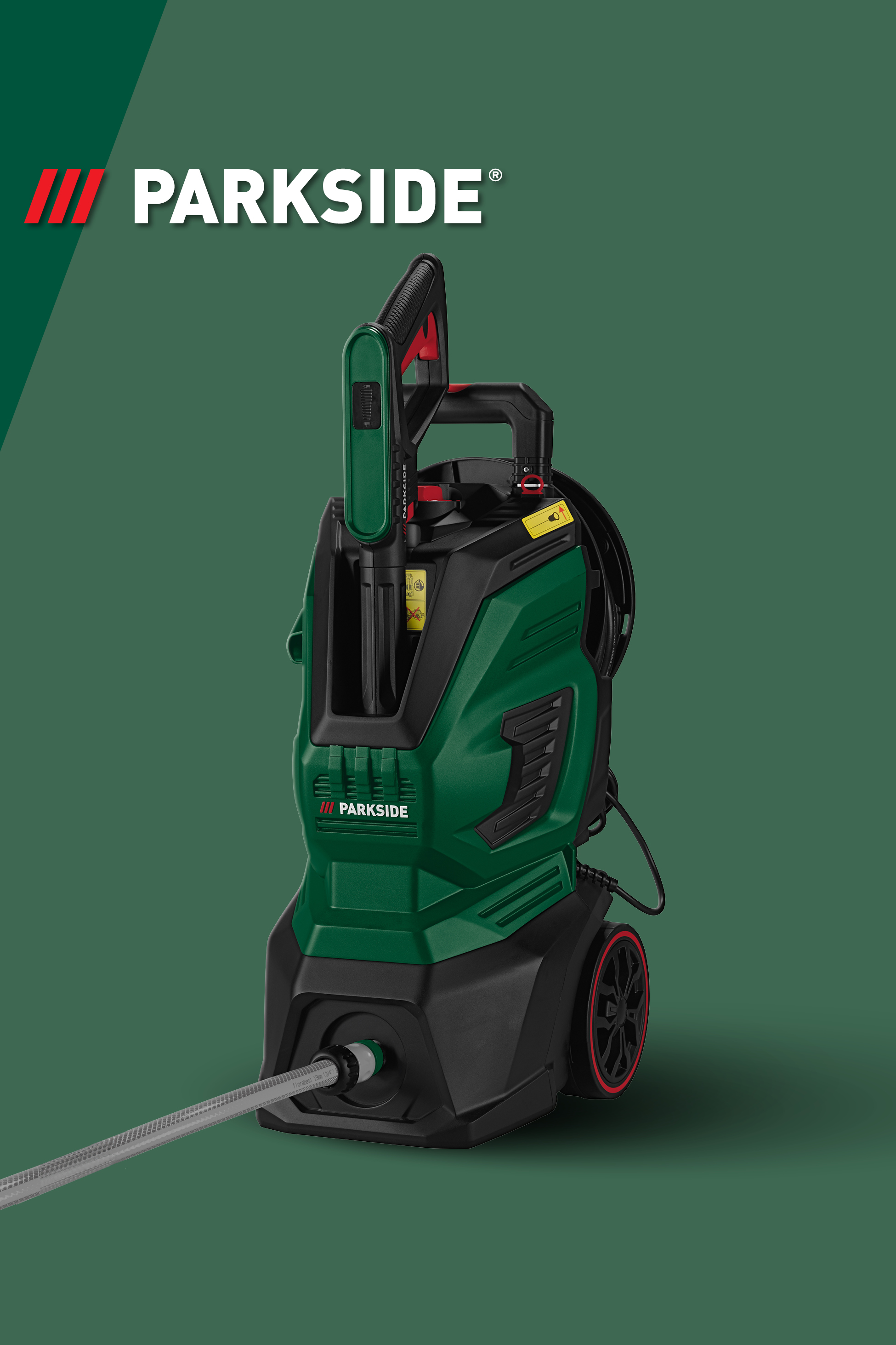 Zelen visokotlačni čistilec s črnim ročajem in kolesi na temno zelenem ozadju.