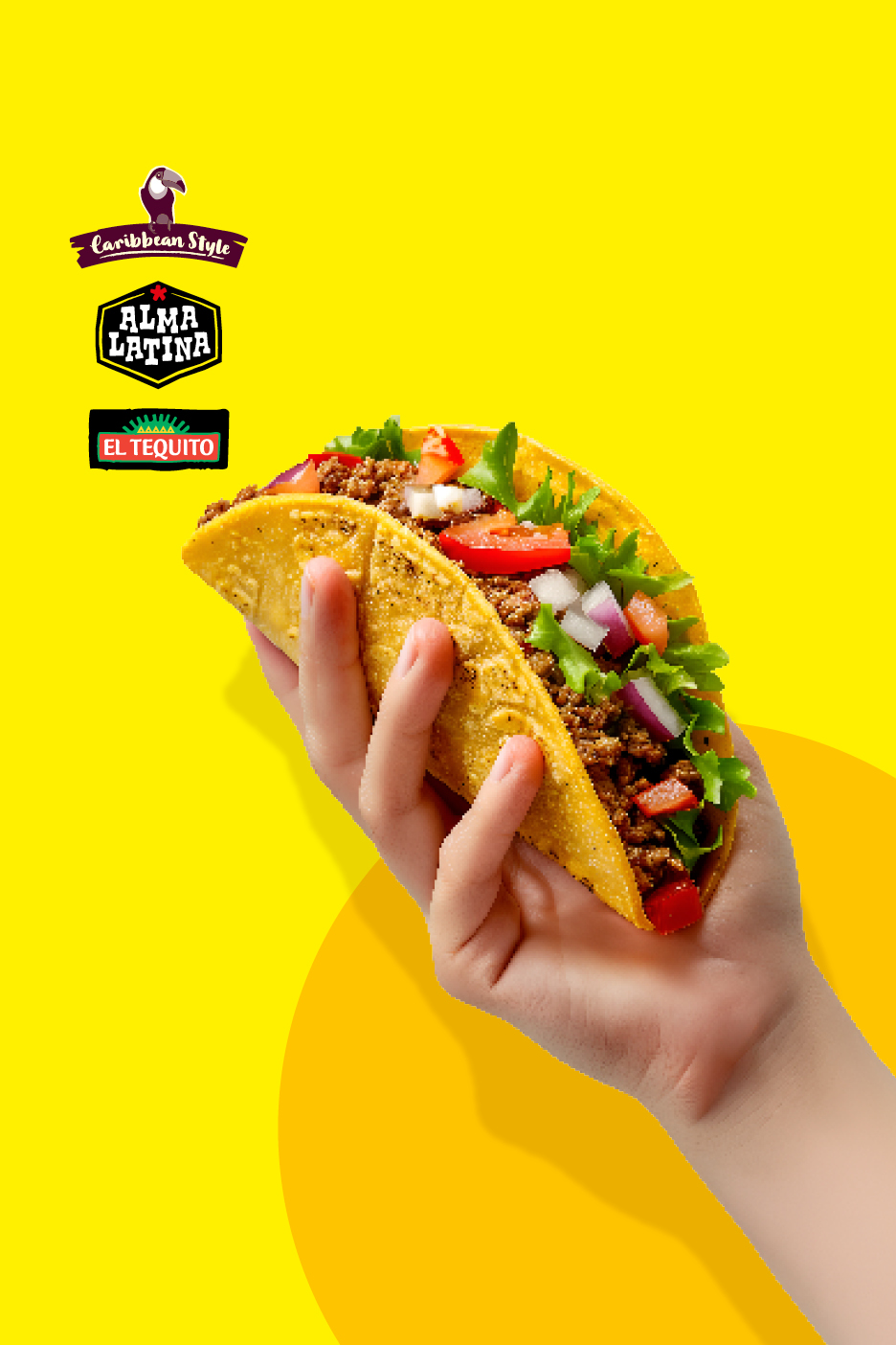 Roka drži hrustljav taco z mletim mesom, solato, paradižnikom in čebulo na rumenem ozadju.
