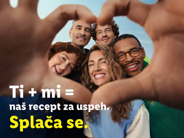 Skupina nasmejanih ljudi, uokvirjenih z rokami v obliki srca, z napisom: 'Ti + mi = naš recept za uspeh. Splača se.'