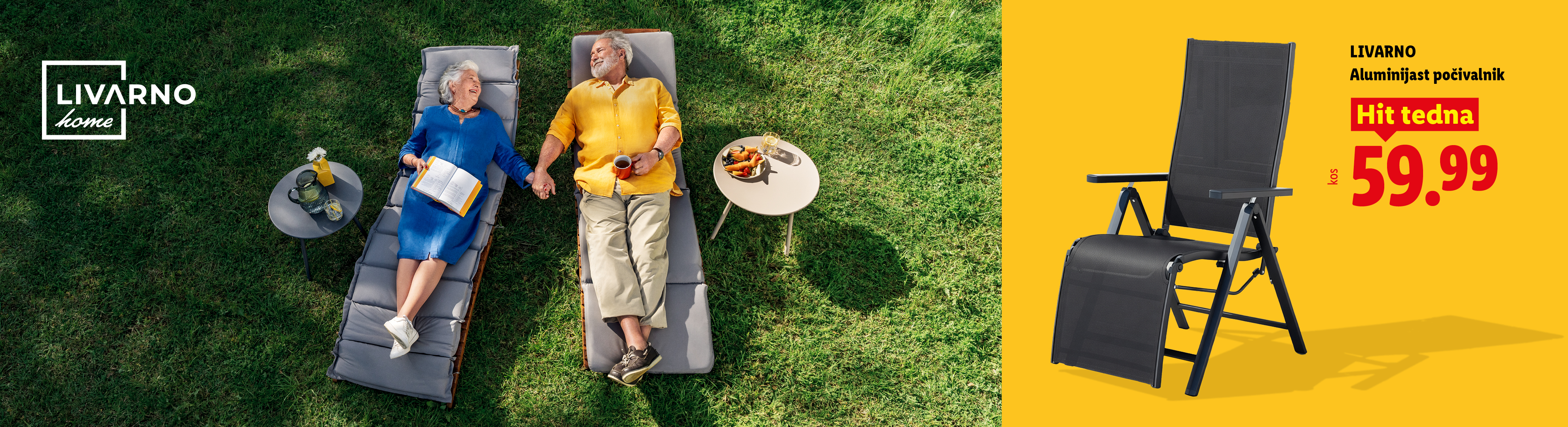 Par sprošča na ležalnikih na travi, ob njih je aluminijast počivalnik s ceno 59,99.