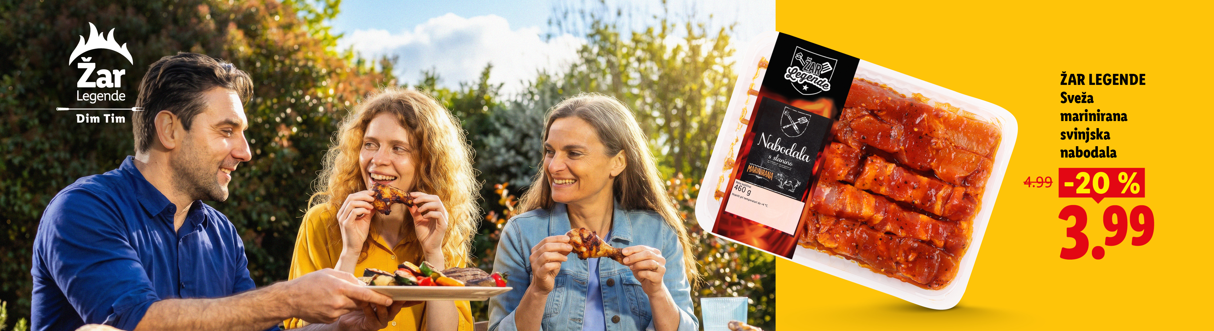 Marinirana svinjska nabodala v pakiranju, znižana za 20%, obkrožena z ljudmi, ki uživajo na pikniku.