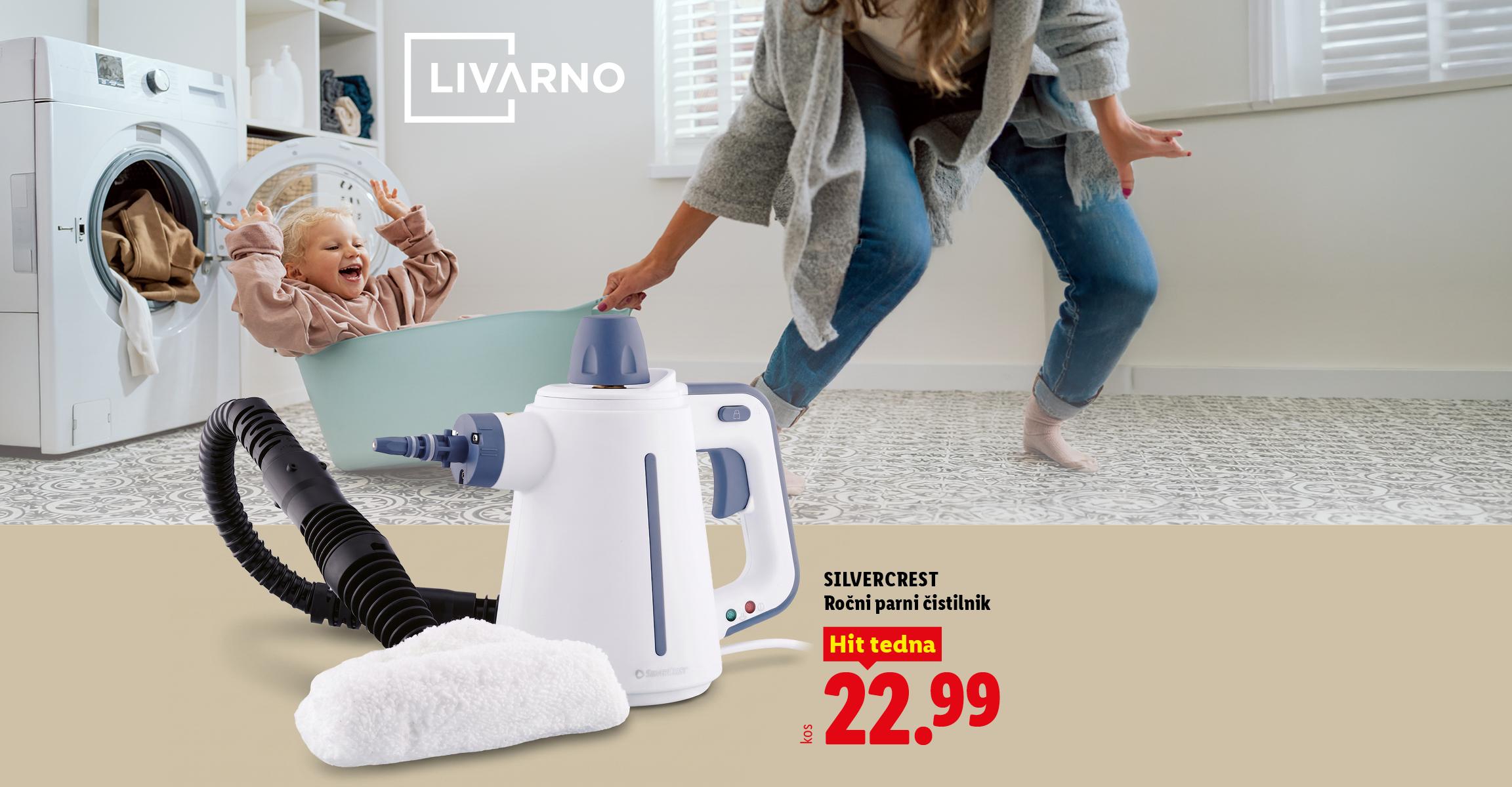 Ročni parni čistilnik za 22,99 €, ob njem pa ženska in otrok v pralnici.