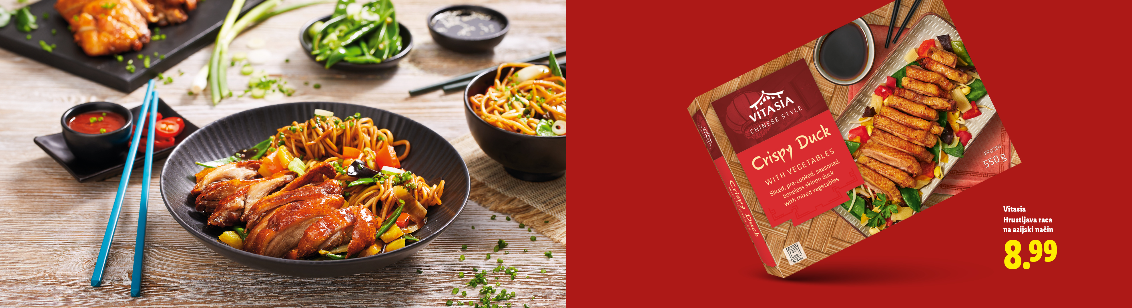 Hrustljava raca z rezanci in zelenjavo, poleg je embalaža za hrustljavo raco.