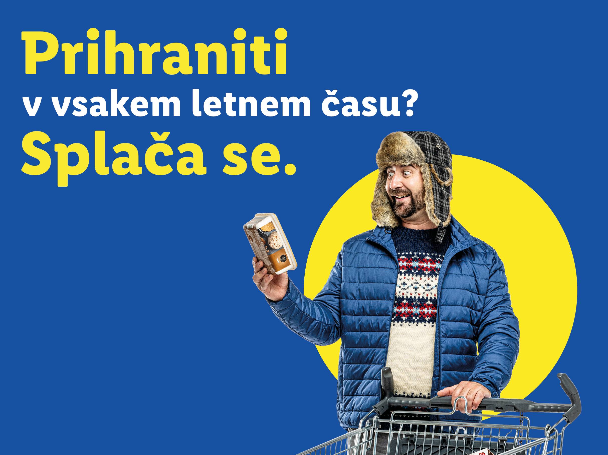 Moški v zimskih oblačilih drži izdelek v nakupovalnem vozičku. Besedilo: Prihraniti v vsakem letnem času? Splača se.