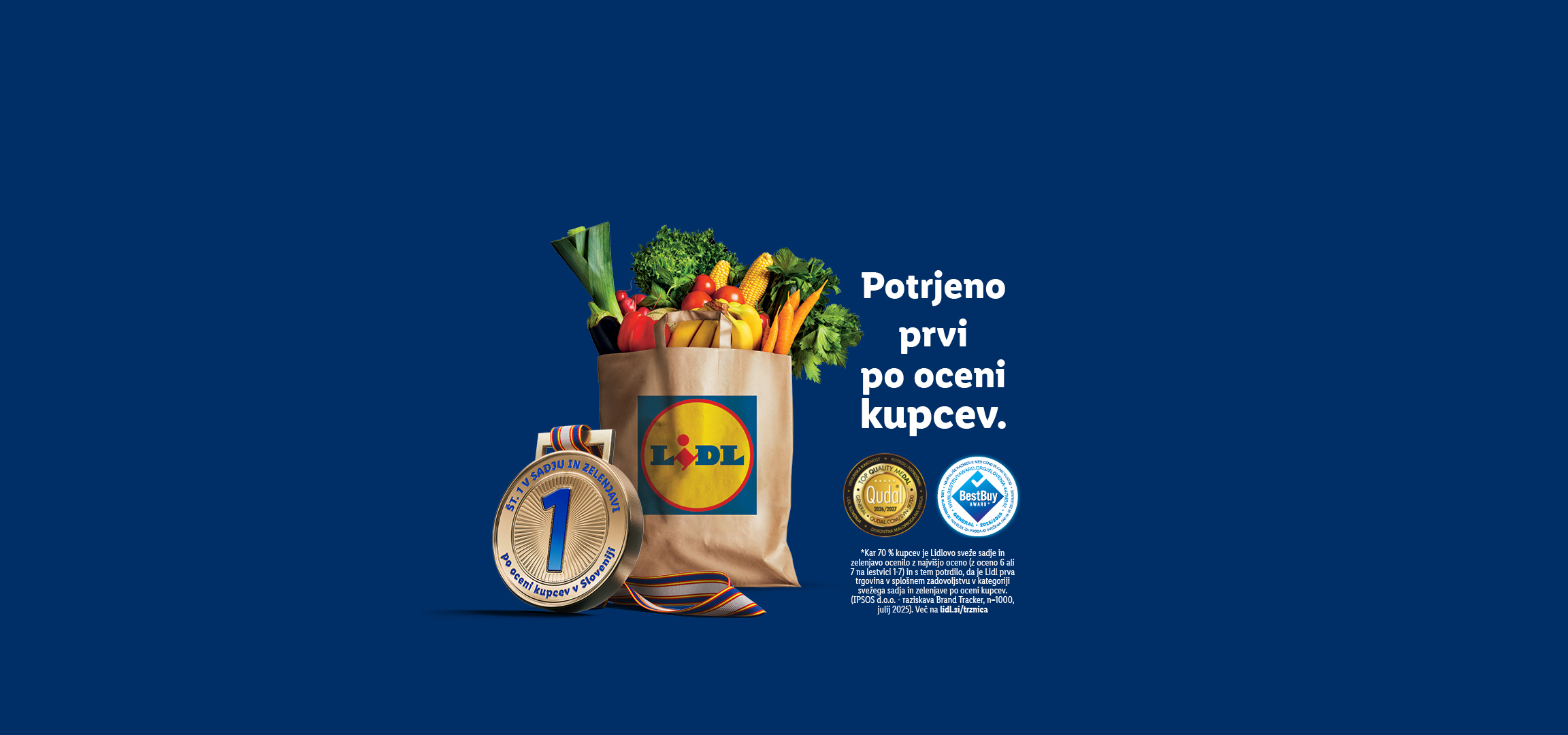 Nakupovalna vrečka s svežim sadjem in zelenjavo, nagrajena kot prva po oceni kupcev.