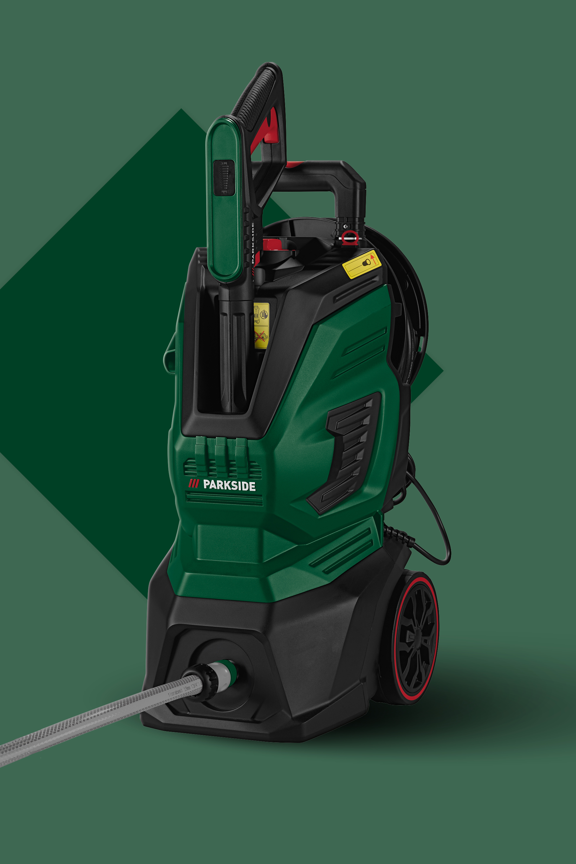 Zeleni visokotlačni čistilec s črnim ročajem in kolesi, priključen na sivo cev.