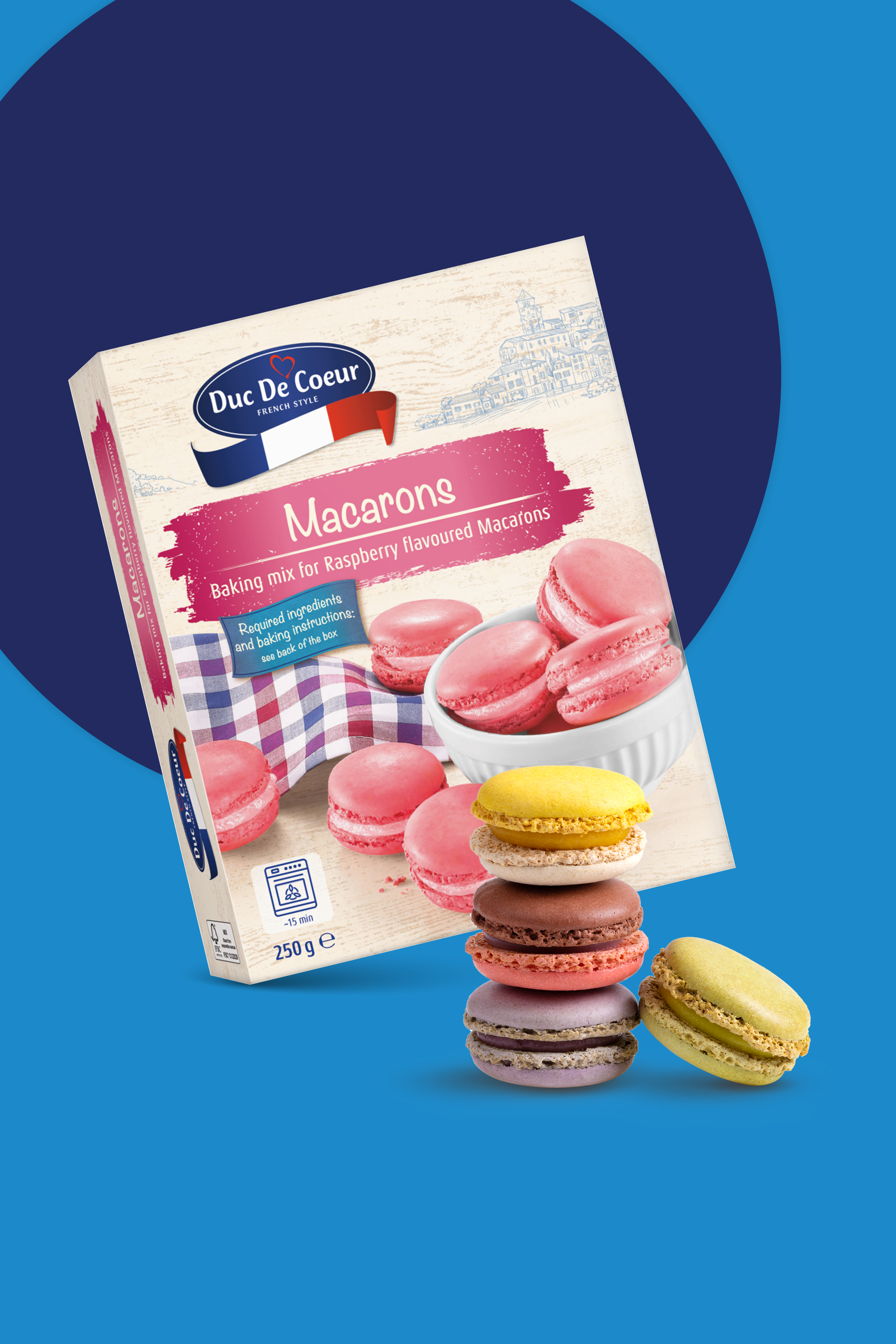 Škatla mešanice za peko malinovih makaronov in kup pisanih makaronov.