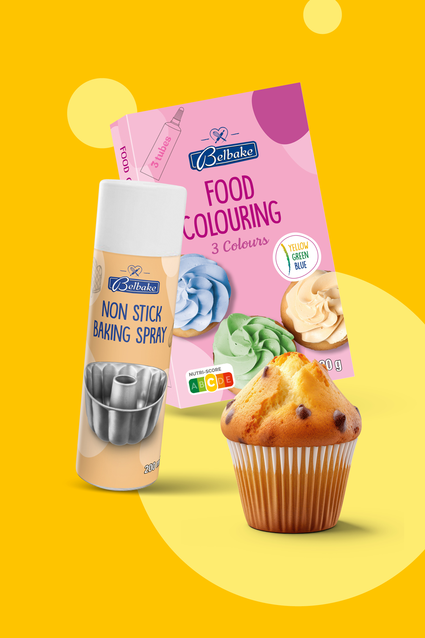 Sprej za peko proti prijemanju, barvila za živila in kolaček na rumenem ozadju.