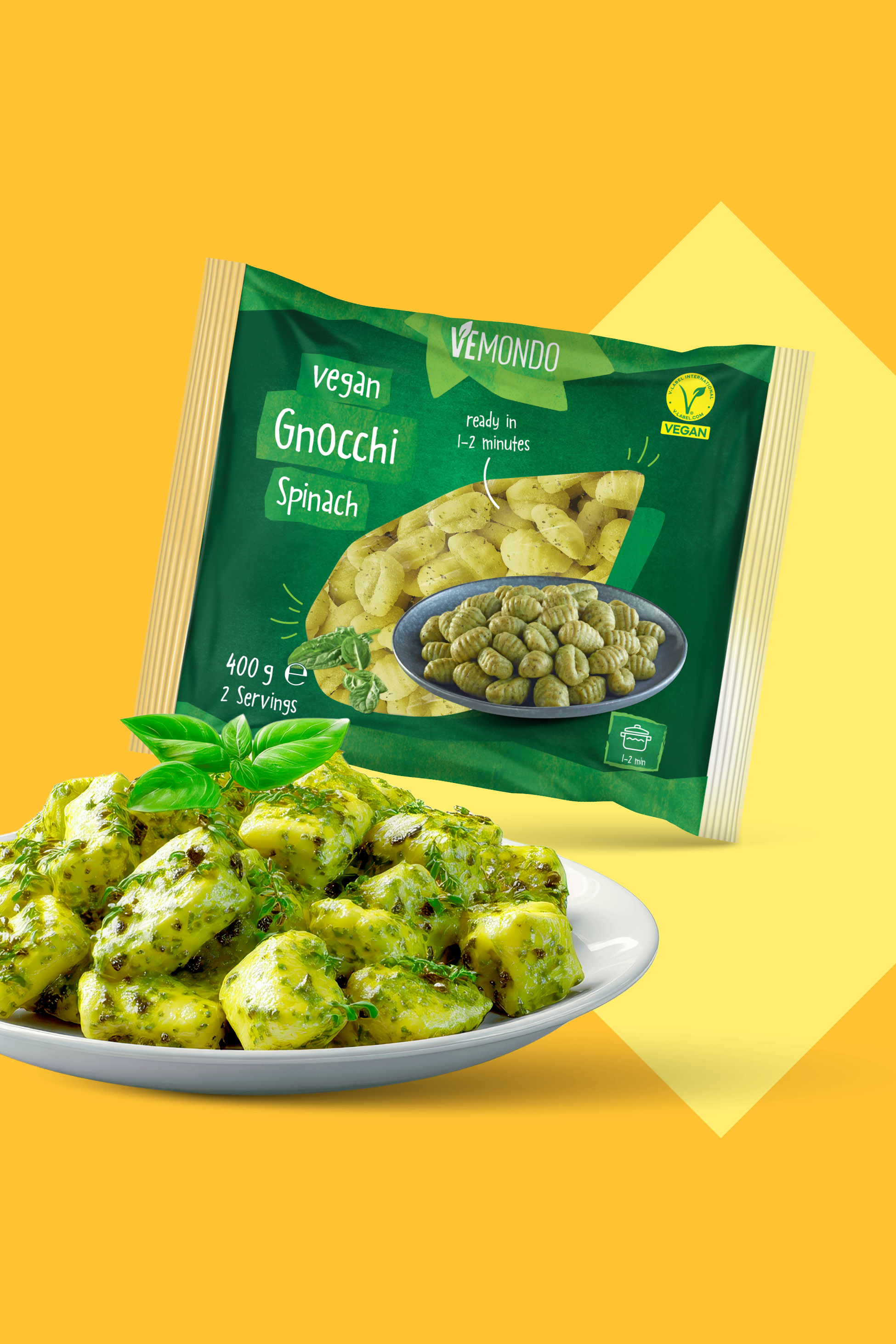 Veganski njoki s špinačo v embalaži in na krožniku, pripravljeni v 1-2 minutah.