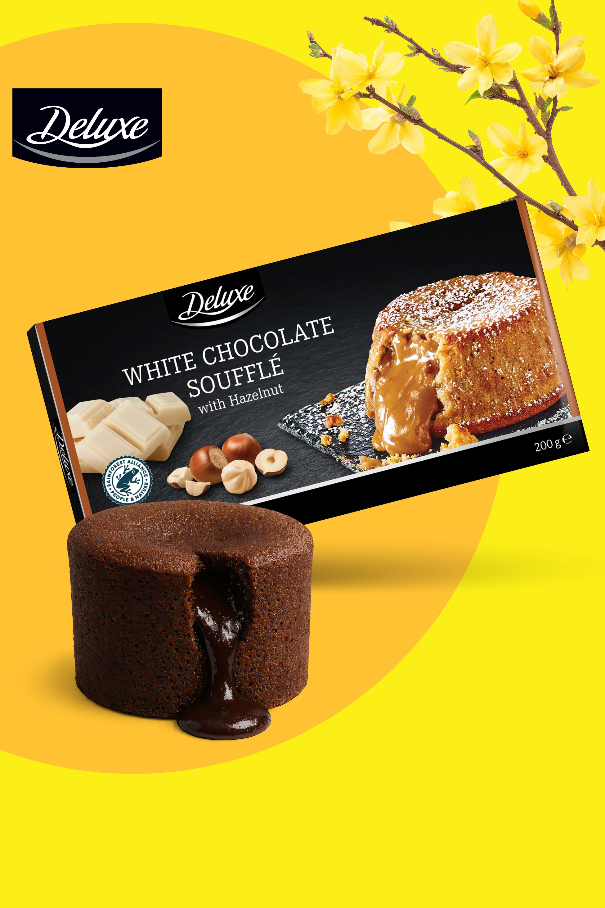 Škatla bele čokoladne sufleje z lešnikom in čokoladni sufle s tekočo sredico.