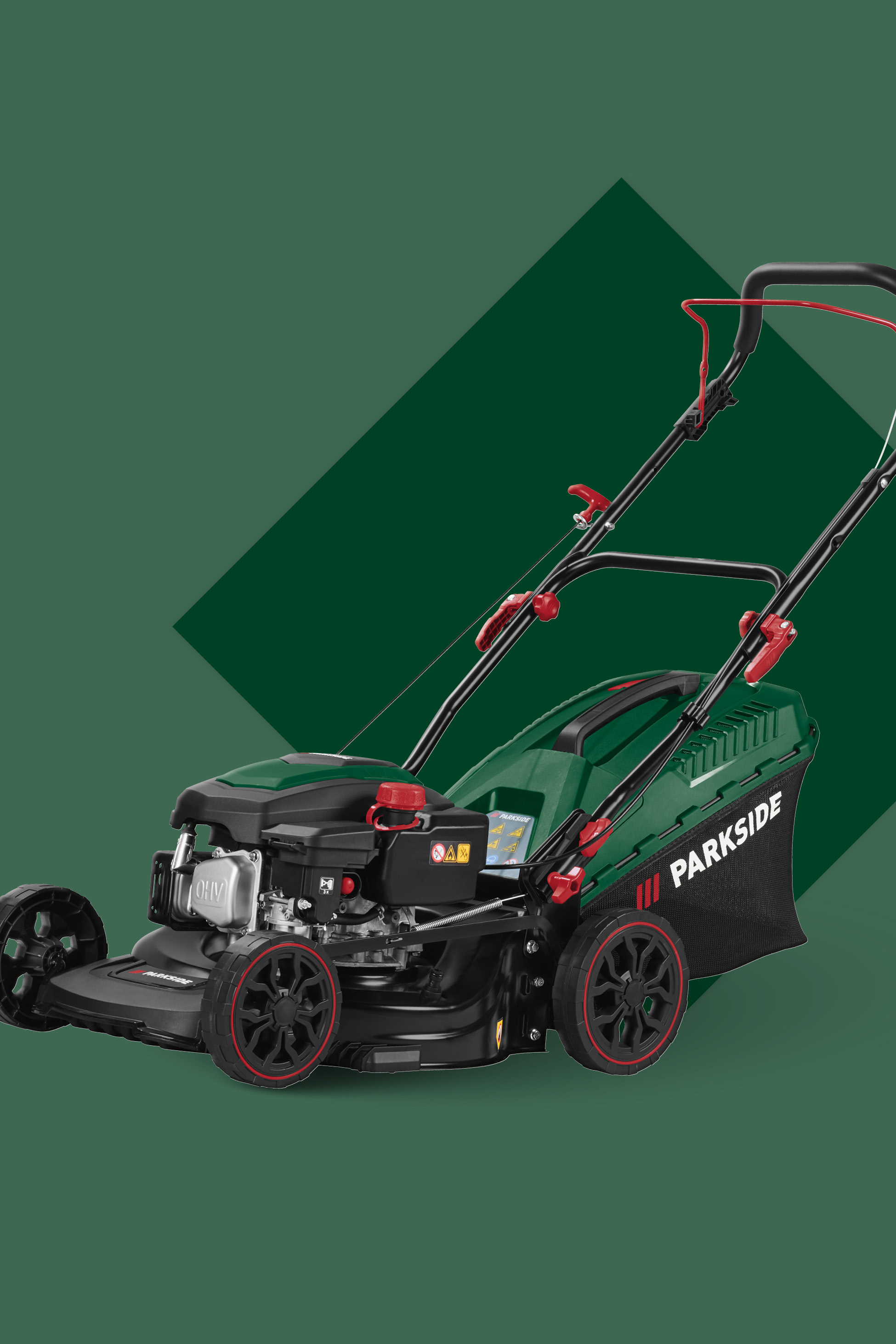 Zelena kosilnica z rdečimi poudarki in črnim košem za travo na temno zelenem ozadju.