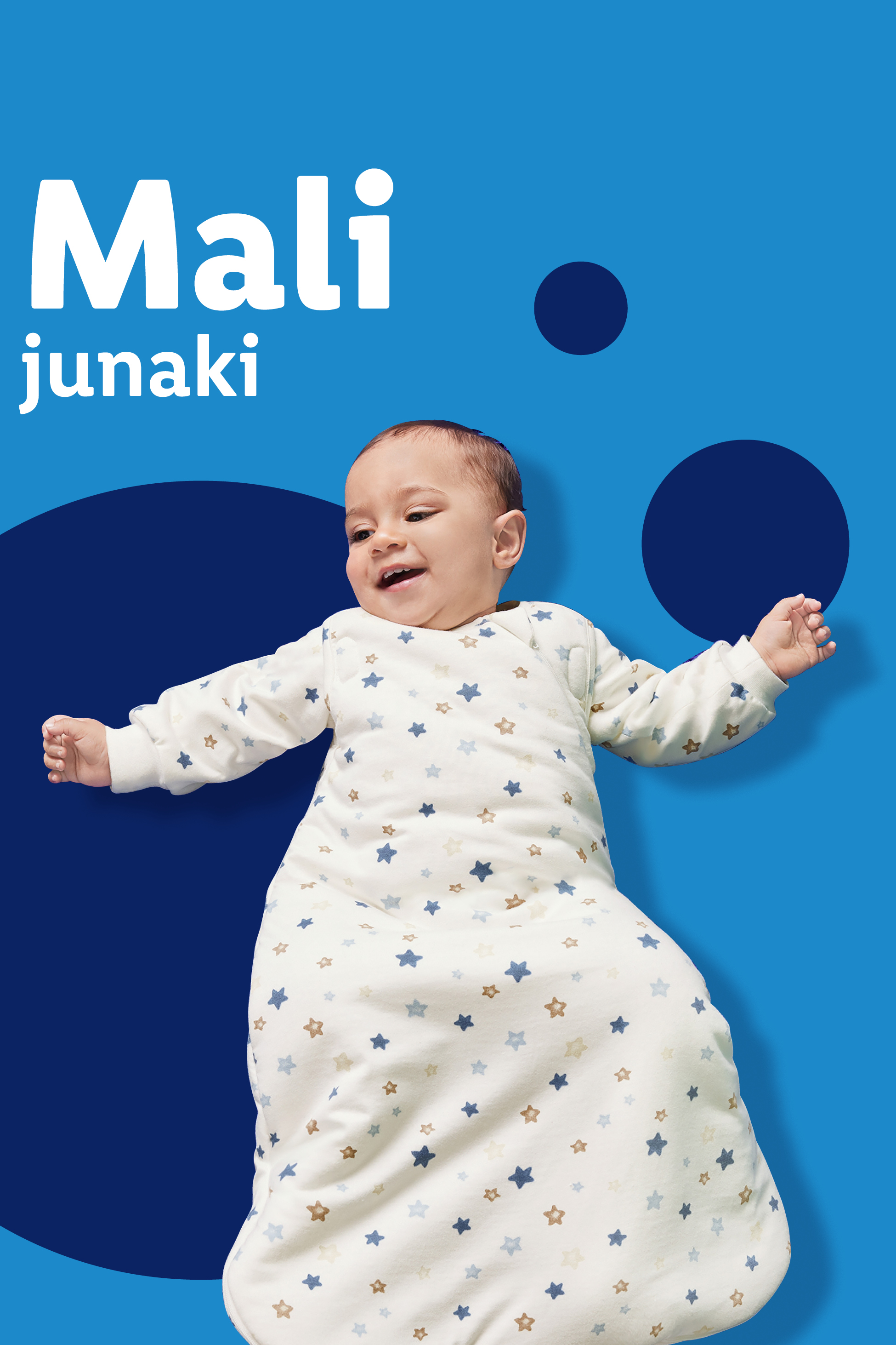 Dojenček v spalni vreči z zvezdicami in napisom Mali junaki.