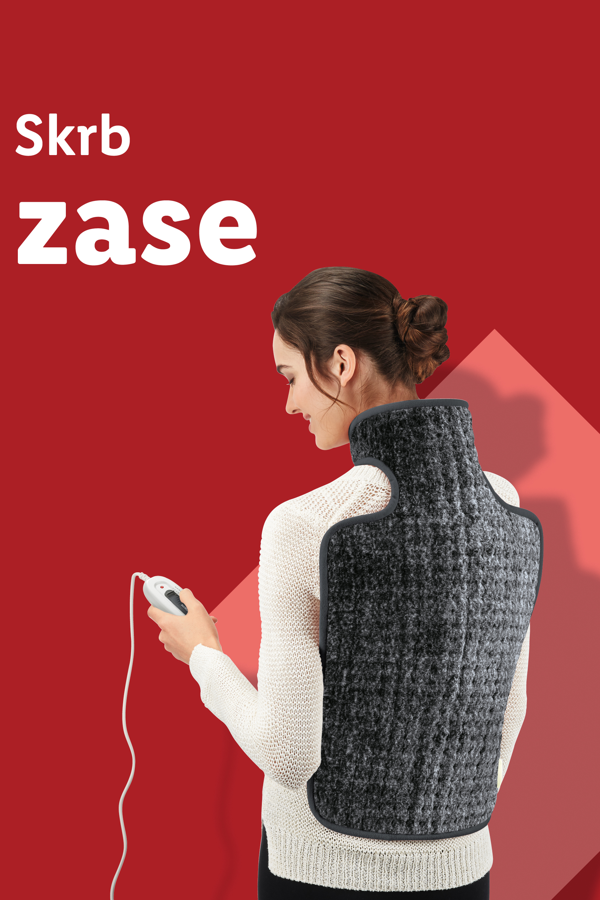 Ženska z grelno blazino za hrbet in napisom »Skrb zase«.