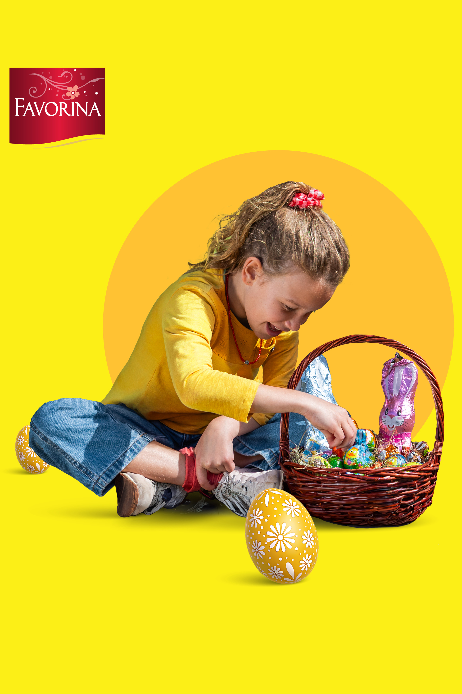 Deklica z velikonočno košaro, polno čokoladnih zajčkov in jajc, na rumenem ozadju.