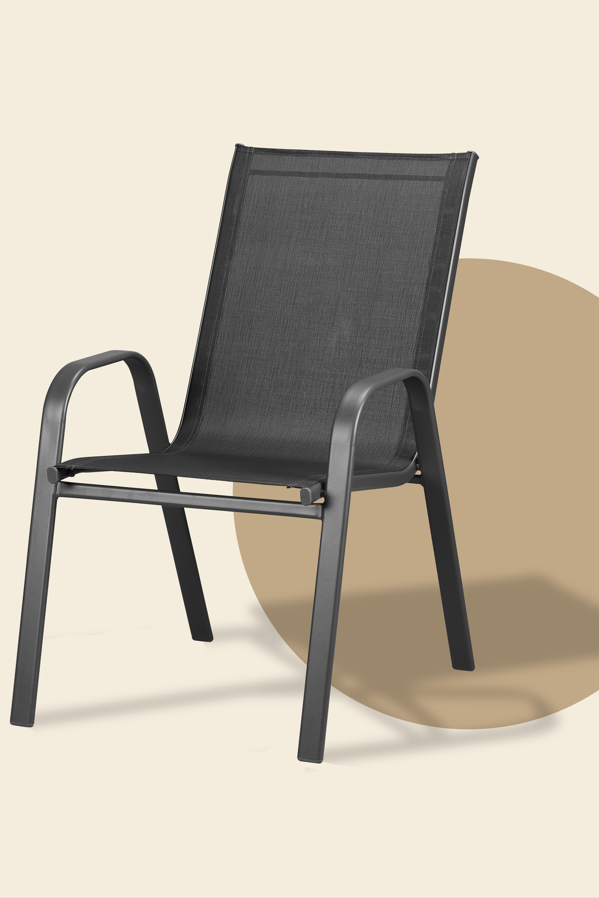 Črn vrtni stol z naslonjali za roke na bež ozadju z rjavim krogom.