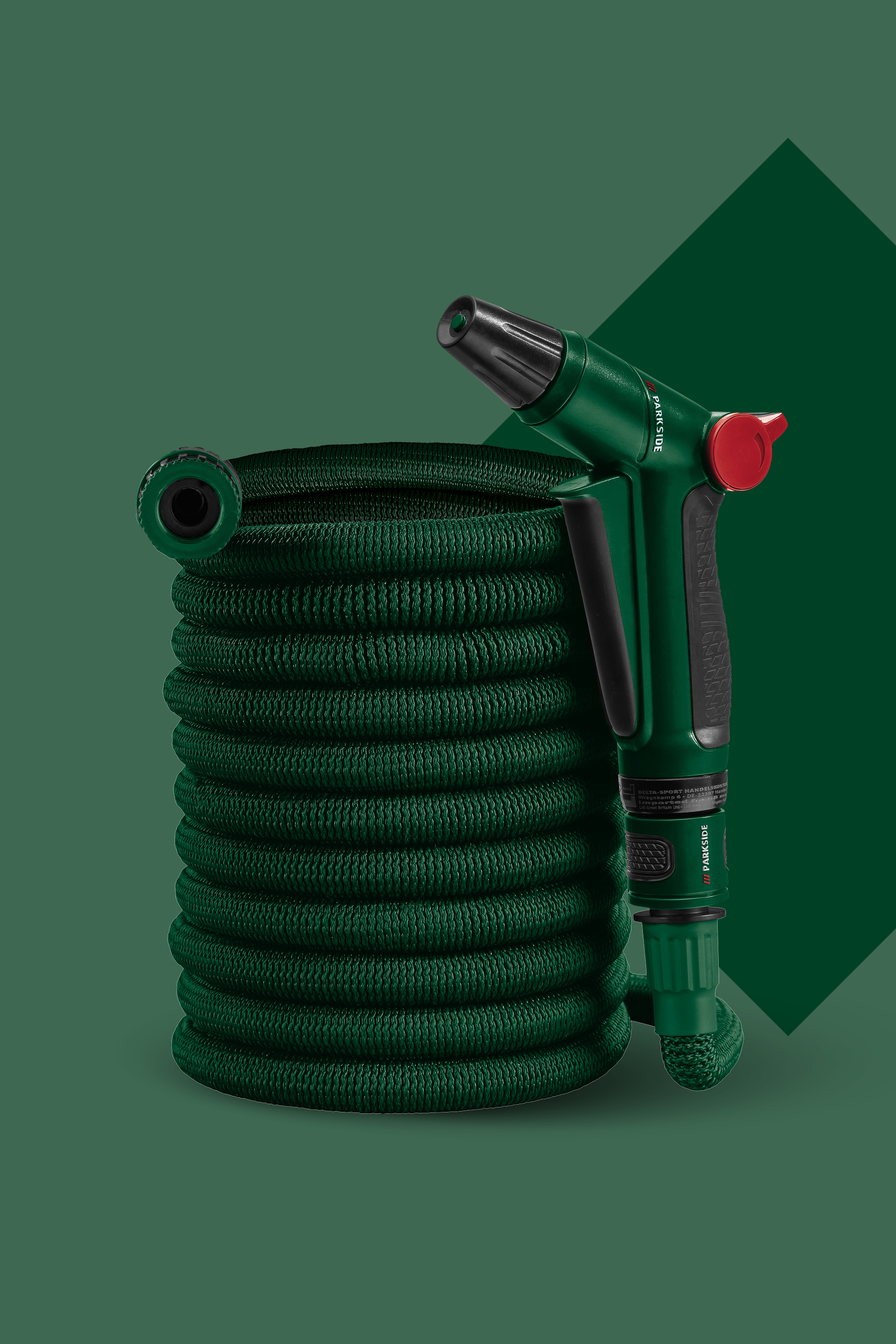 Zelena raztegljiva vrtna cev z brizgalno pištolo na temno zelenem ozadju.