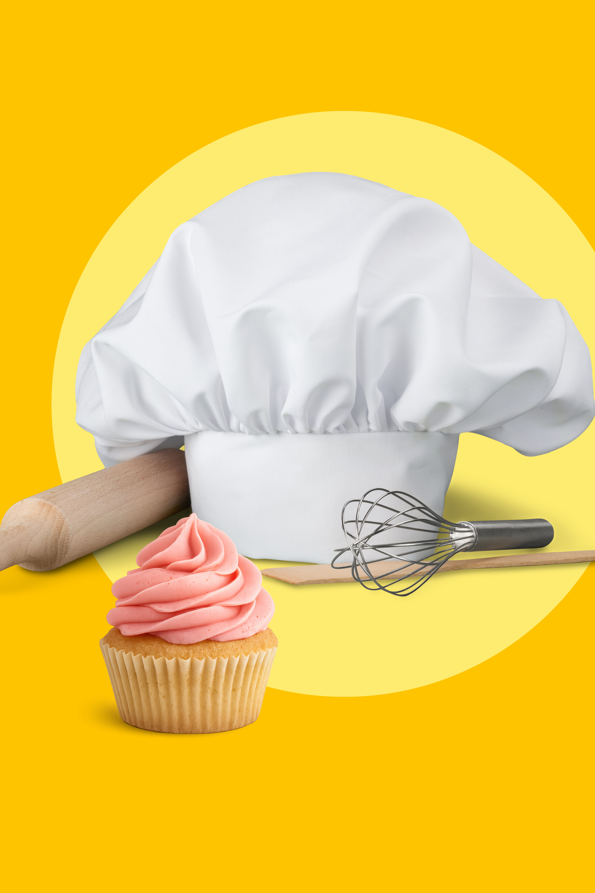 Kuharska kapa, valjar, metlica in kolaček z rožnato glazuro na rumenem ozadju.