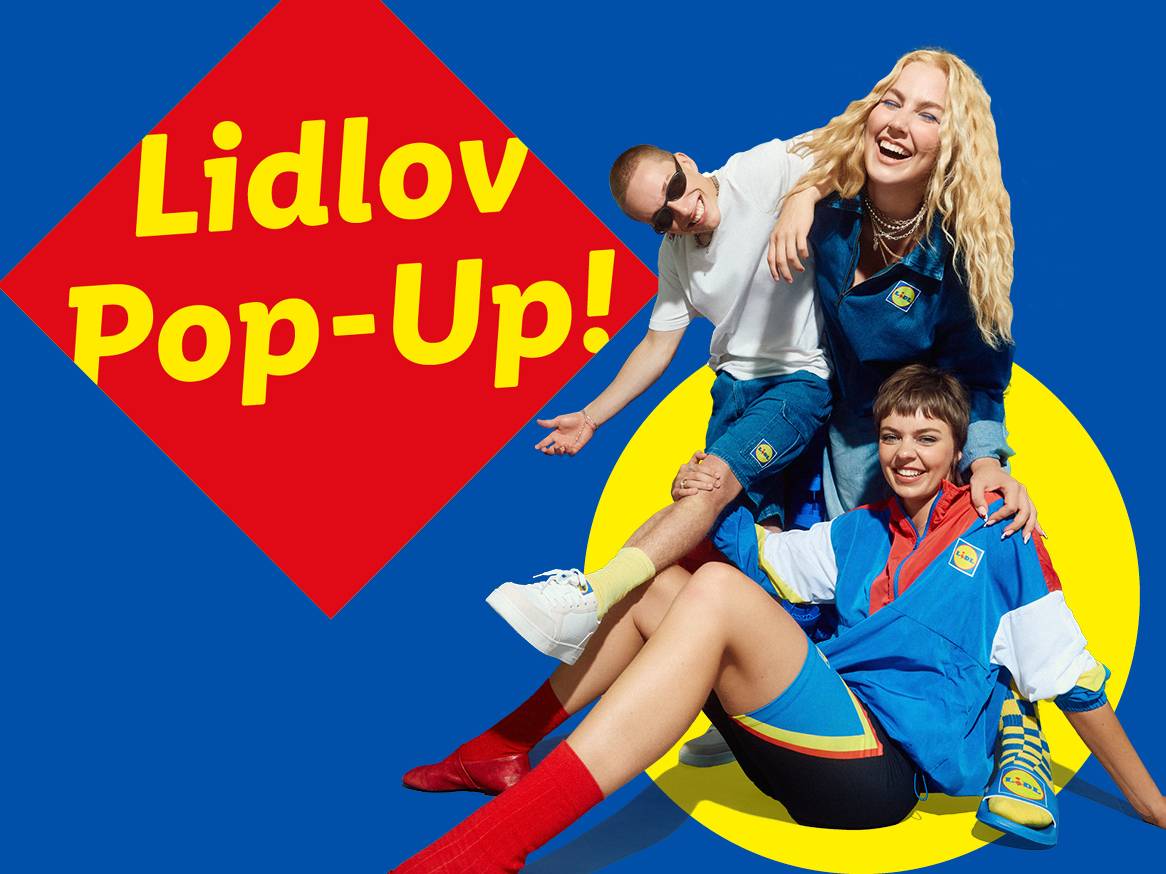 Lidlov Pop-Up! Trije mladi v oblačilih in obutvi z logotipom Lidl, na modrem ozadju z rumenim krogom.