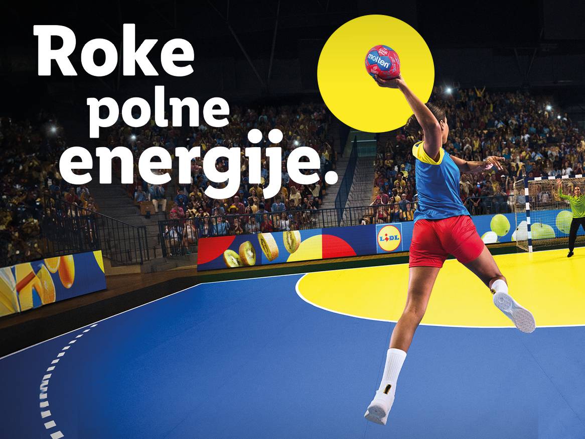 Rokometašica meče žogo Molten na igrišču, obdana z reklamami Lidl in sadjem.